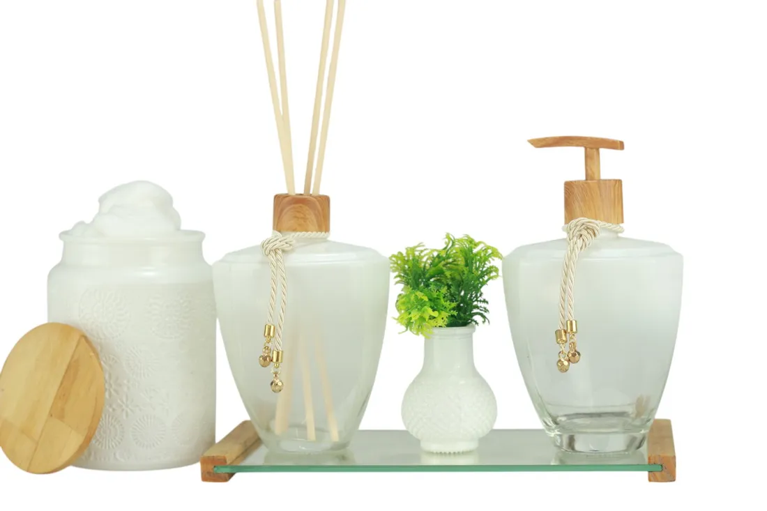 Foto simples de catálogo: kit lavabo de vidro com difusor de varetas, saboneteira e potinho, em fundo branco
